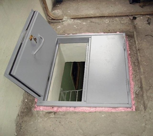 Серебристый герметичный противопожарный люк для чердачного помещения